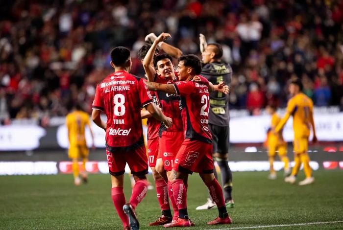 Xolos aplasta a Tigres y toma ventaja rumbo a las semifinales del Apertura 2025