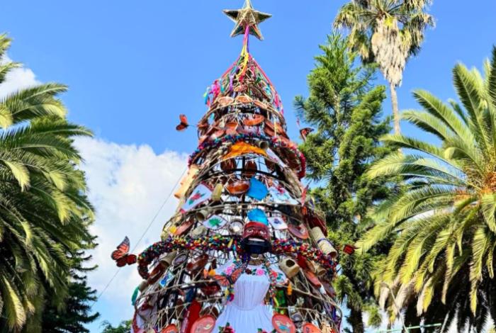¿Ya conoces el árbol navideño artesanal que embellece Erongarícuaro?