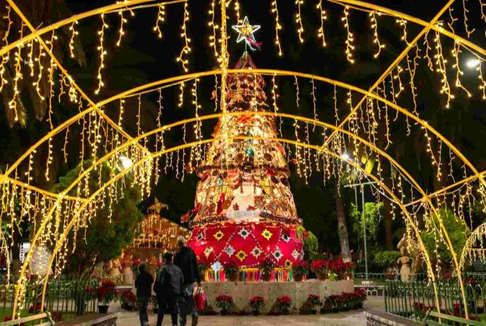 ¿Ya conoces el árbol navideño artesanal que embellece Erongarícuaro?
