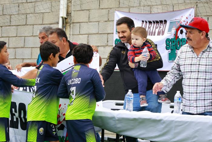 Yankel Benítez abandera al equipo infantil Atlético Michoacán, rumbo a Suecia