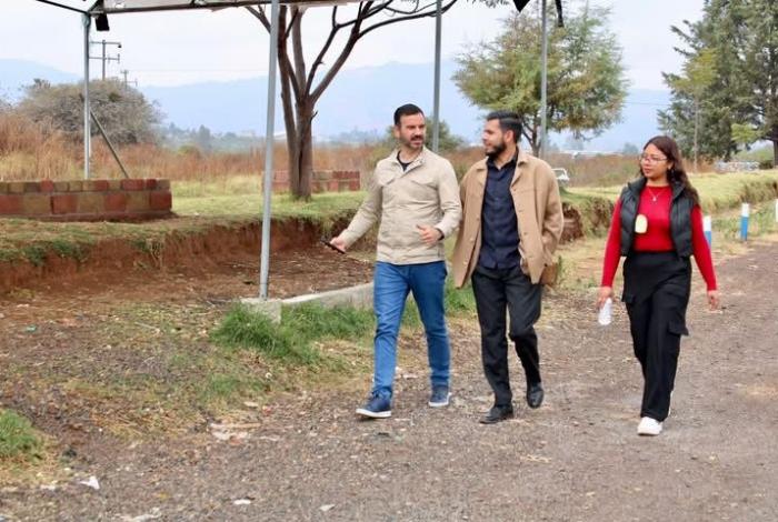 Yankel Benítez anuncia rehabilitación de canchas en tenencia Tacícuaro