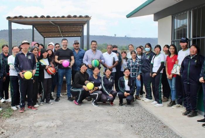 Yankel Benítez brinda apoyos para jóvenes de Cotzurio