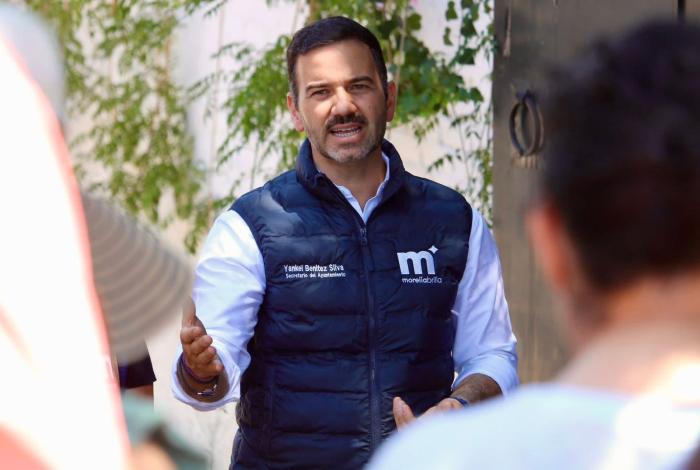 Yankel Benítez Silva supervisa obra con vecinos de Tenencia Morelos