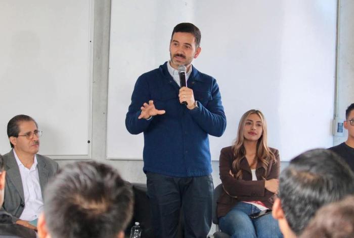 Yankel Benítez sostiene diálogo con jóvenes universitarios