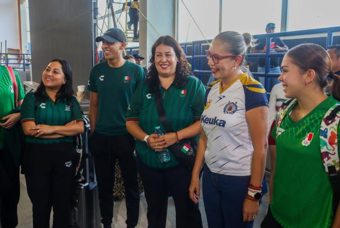 YARABÍ ÁVILA RECIBE A LA SELECCIÓN NACIONAL DE NATACIÓN ARTÍSTICA; ¡QUÉ BONITA ALBERCA!, SEÑALAN