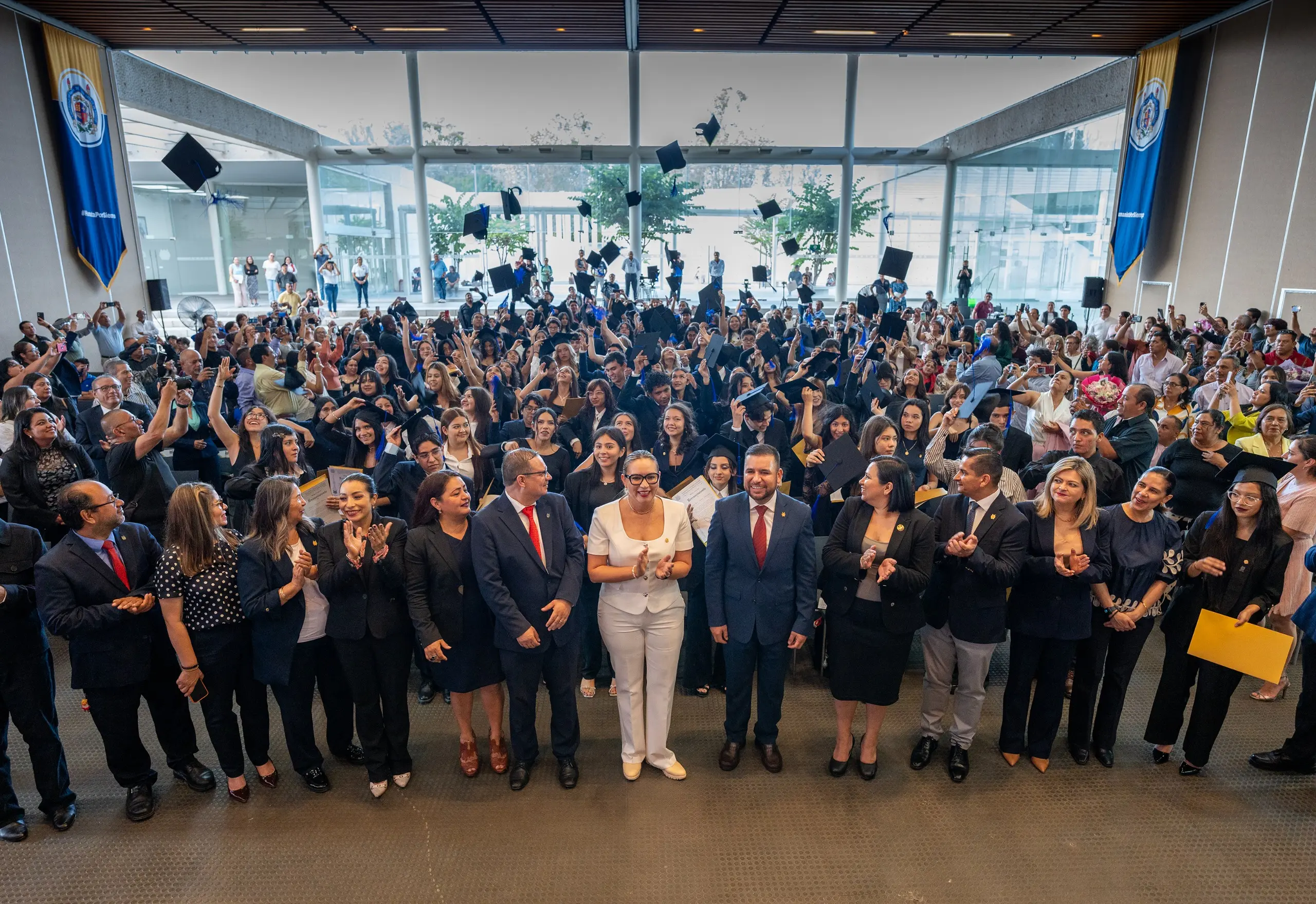 Yarabí Ávila llama a transformar el entorno, al entregar Pase por Excelencia; hito sin precedente en la UMSNH