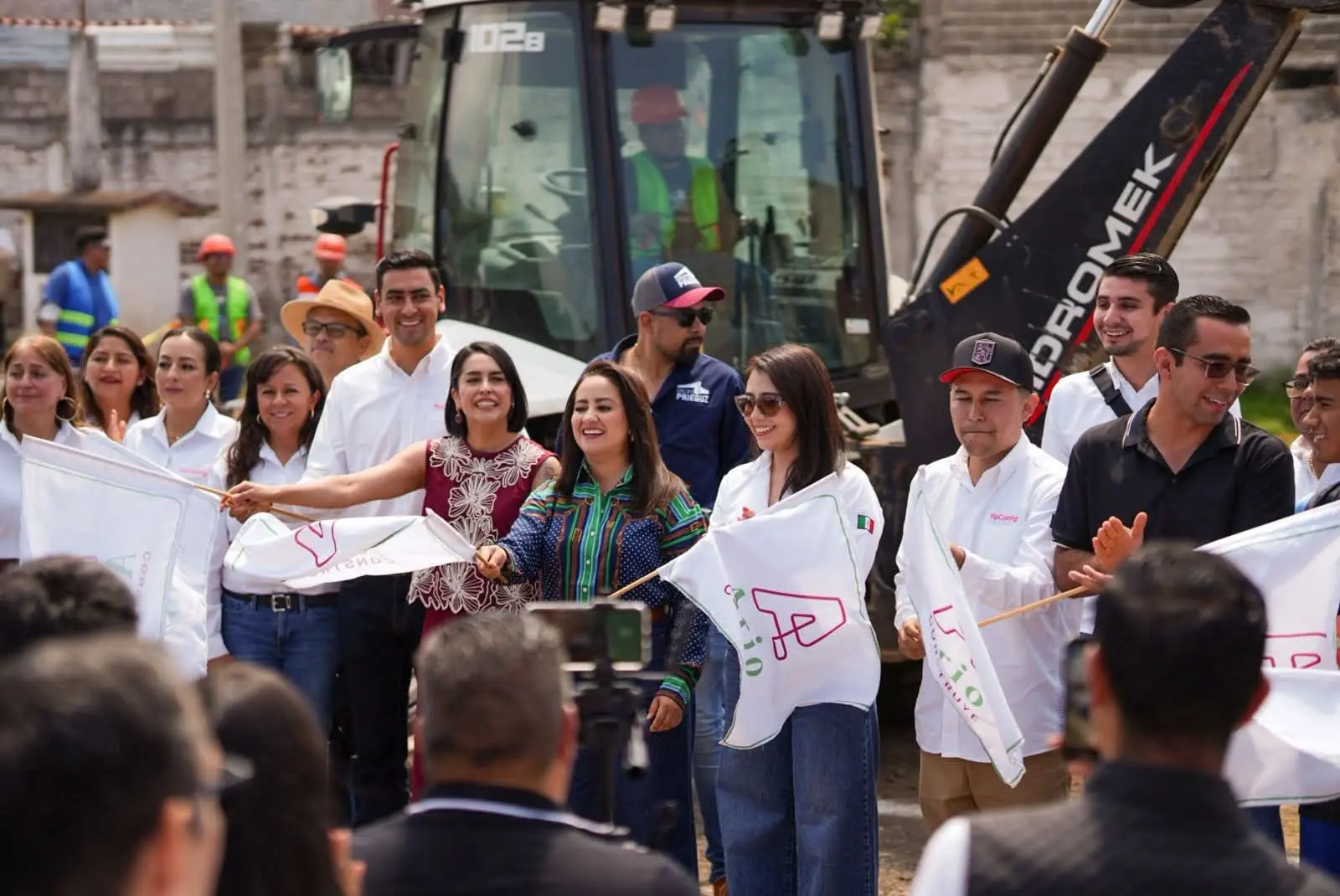 YOHANA MENDOZA Y GLADYZ BUTANDA DAN BANDERAZO OFICIAL AL ARRANQUE DE OBRA DE LA “AMPLIACIÓN Y REMODELACIÓN DE LA UNIDAD DEPORTIVA DE ARIO DE ROSALES”