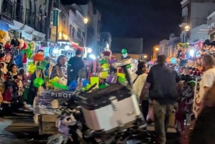 Zamora: sujeto balea a mujer comerciante y a su menor hijo en tianguis de juguetes