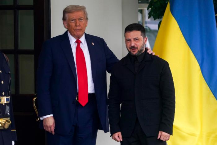 Zelenski evade pregunta sobre ceder territorio; Trump dice que si todo va bien podrá celebrarse cumbre trilateral 