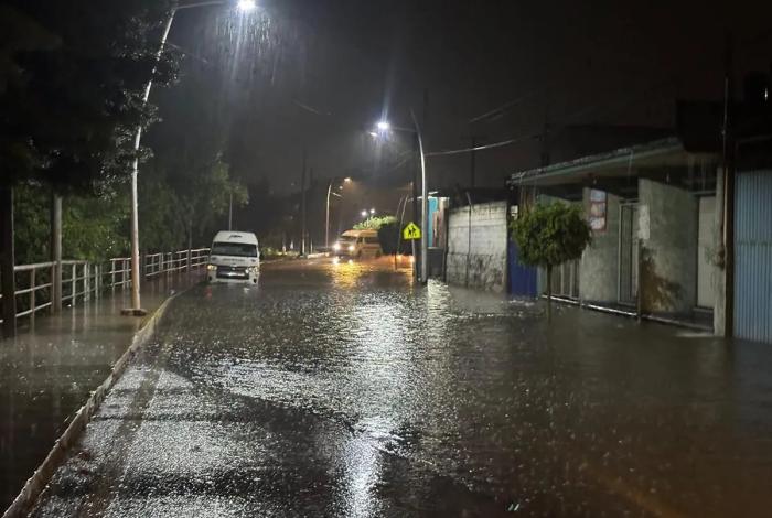 Zitácuaro bajo el agua: Tromba deja inundaciones y varios incidentes