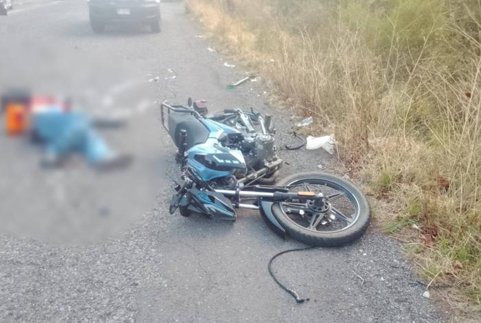 Zitácuaro | Motociclista pierde la vida en aparat0s0 acc1dente