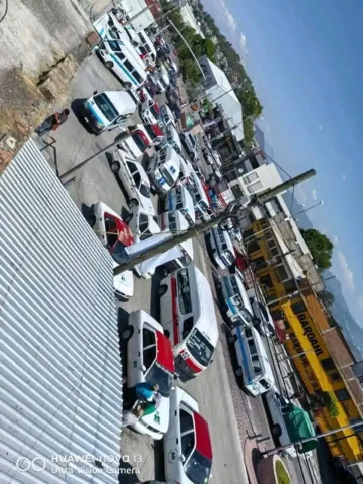 Zitácuaro sitiado por bloqueos de taxistas y cumbieros