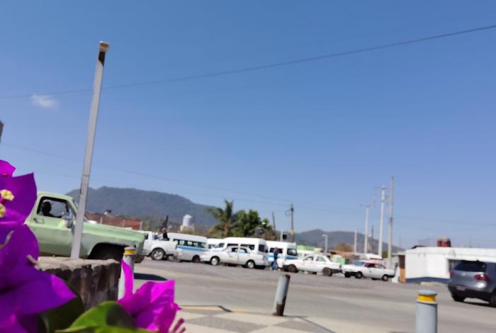 Zitácuaro sitiado por bloqueos de taxistas y cumbieros